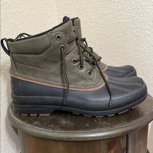 Sperry insulted snow boots